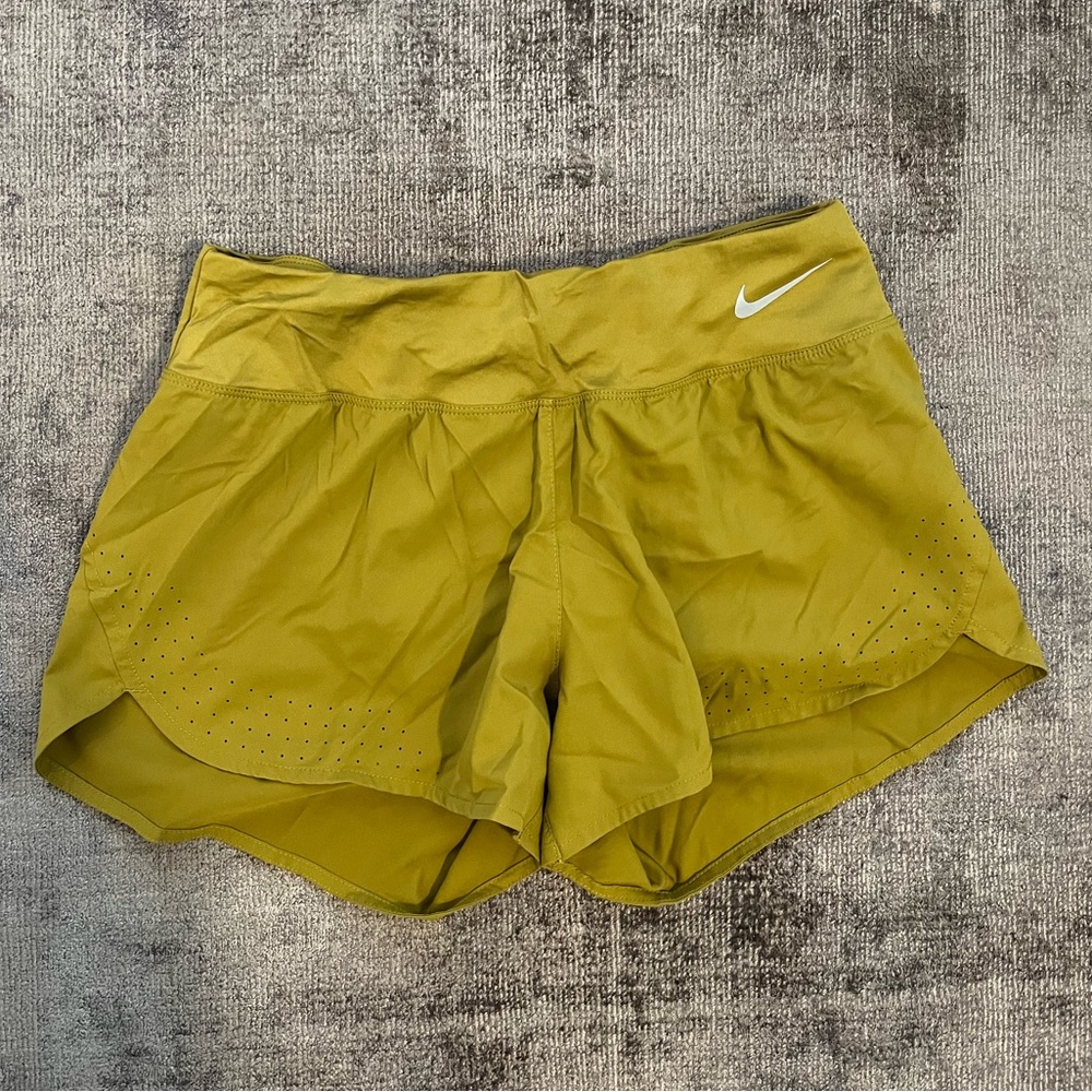 Nike 3” running shorts - size M